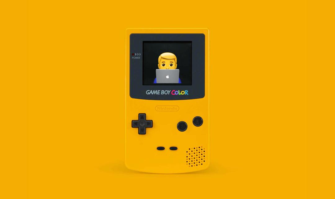 Foto van een gele GameBoy Color met op het scherm afgebeeld een memoji van een developer.